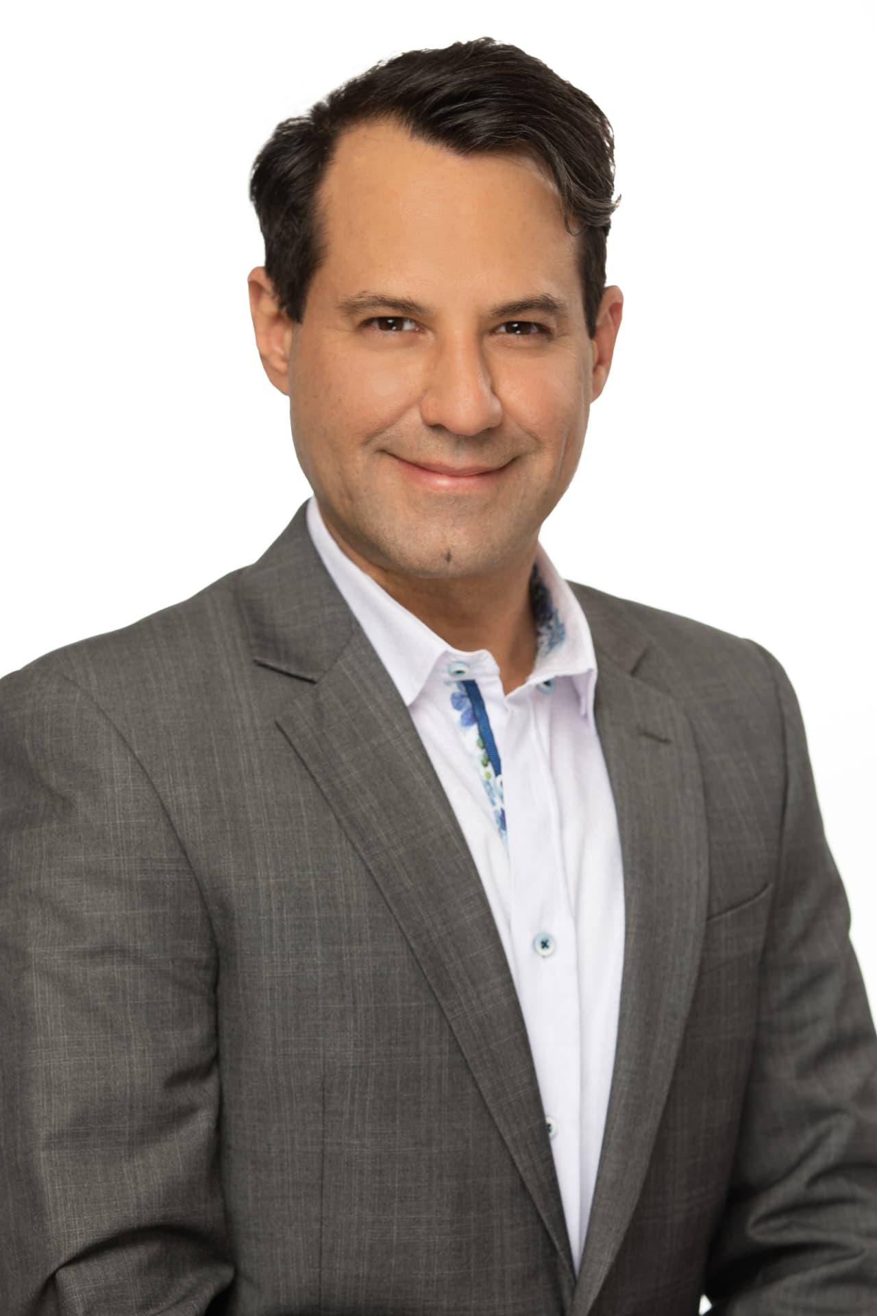 Headshot of Alex Seleznov, Chief Revenue Officer at LumaLayer
